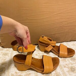 Gentle Souls by Kenneth Cole Tan Leather Strappy Platform/block heel W 8 1/2